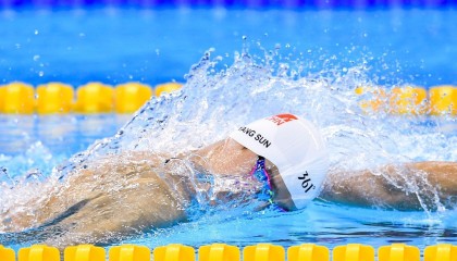 英超爆冷，十人埃弗顿内讧中轰世界波，曼联主场饮恨