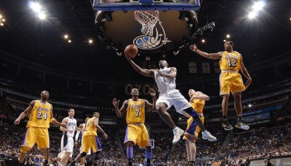 还有油！前NBA球员奥斯曼三分7中4轰全场最高20分，率队逆转胜