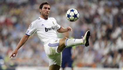 防线告急！金玟哉伤情反复恐缺席关键战 拜仁客战勒沃库森再添变数